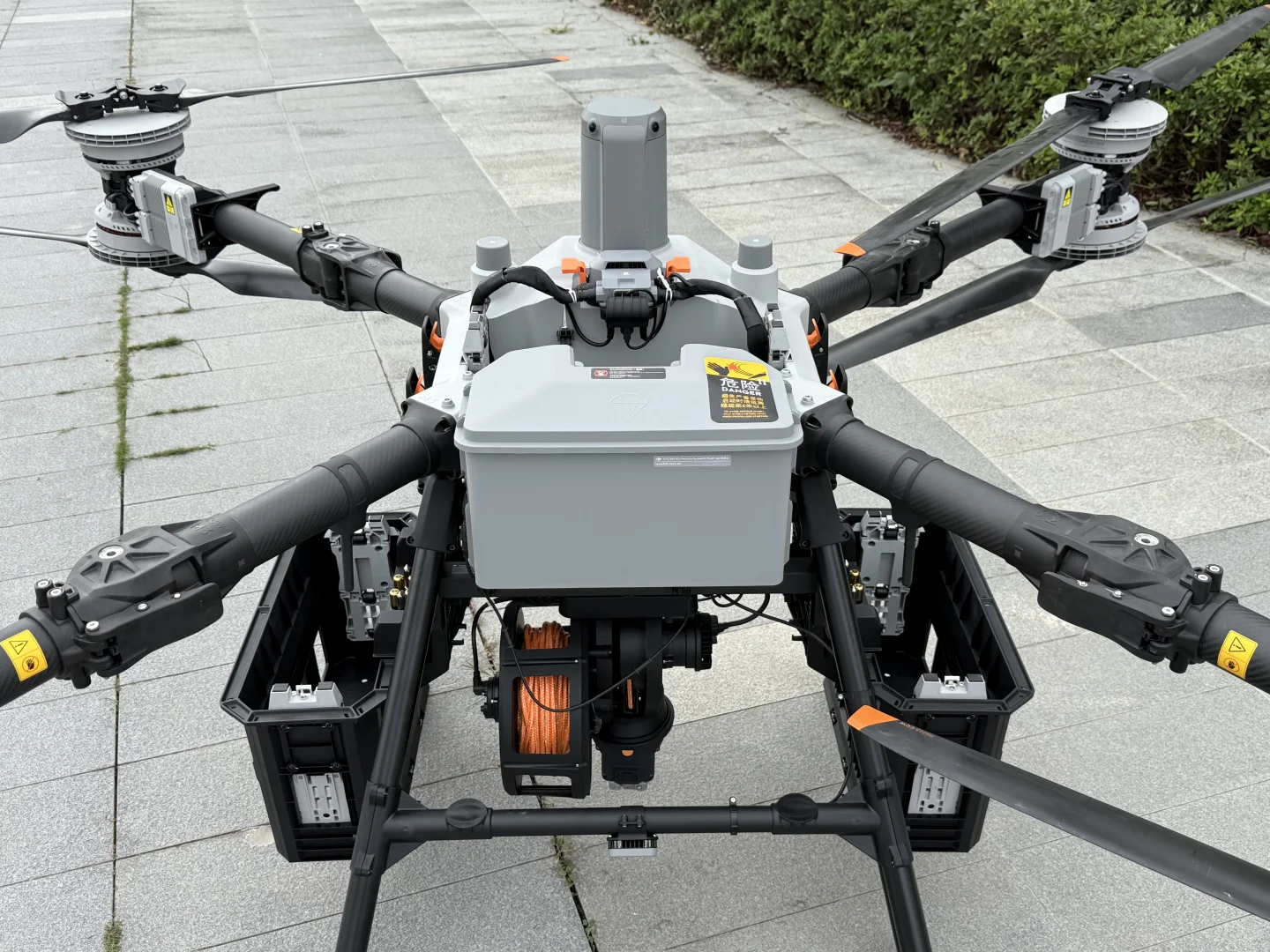 大疆FC100无人机吊运