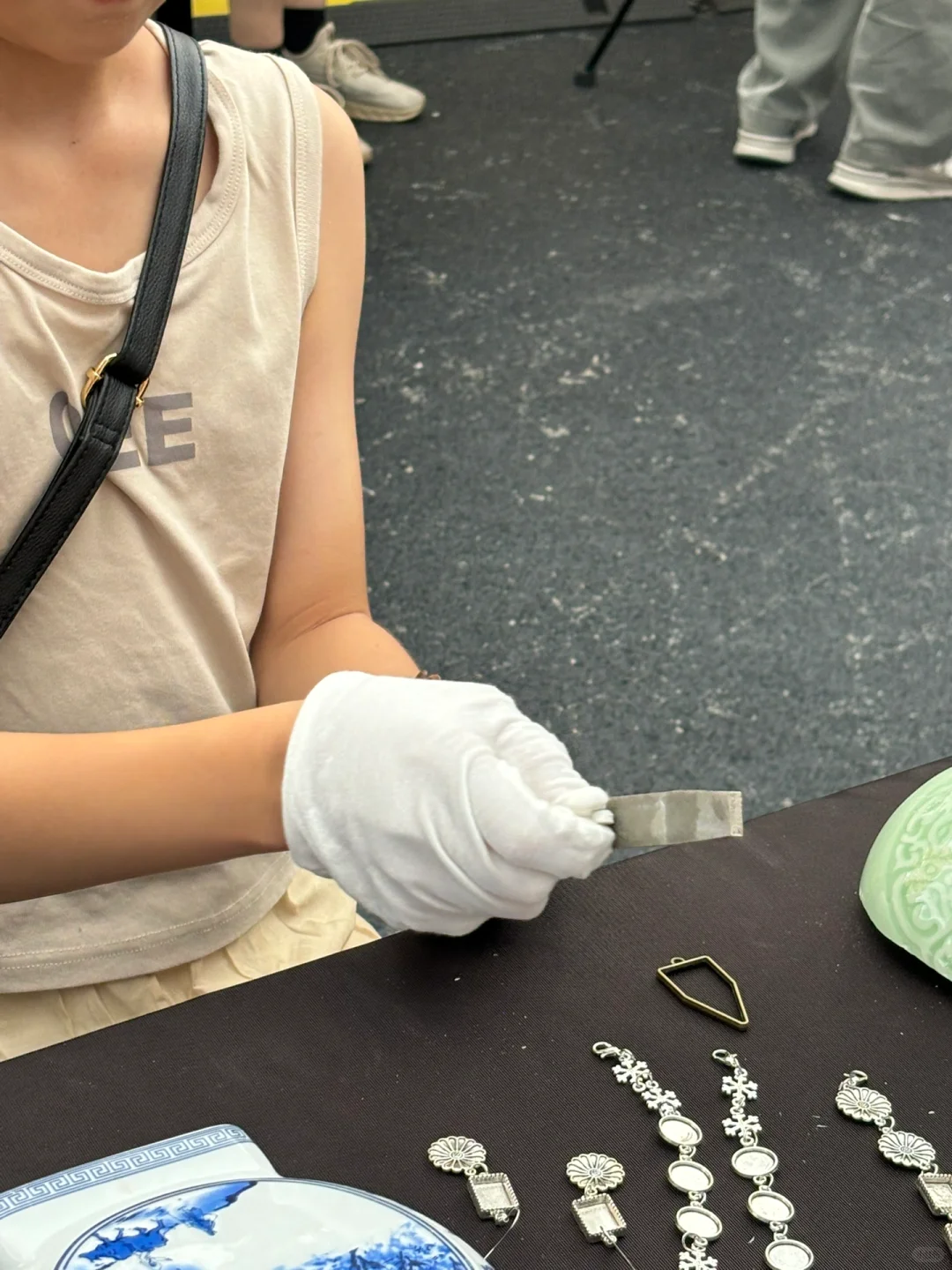 我把陶瓷碎片戴在了手上