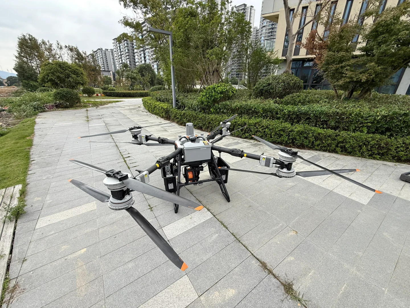 大疆FC100无人机吊运