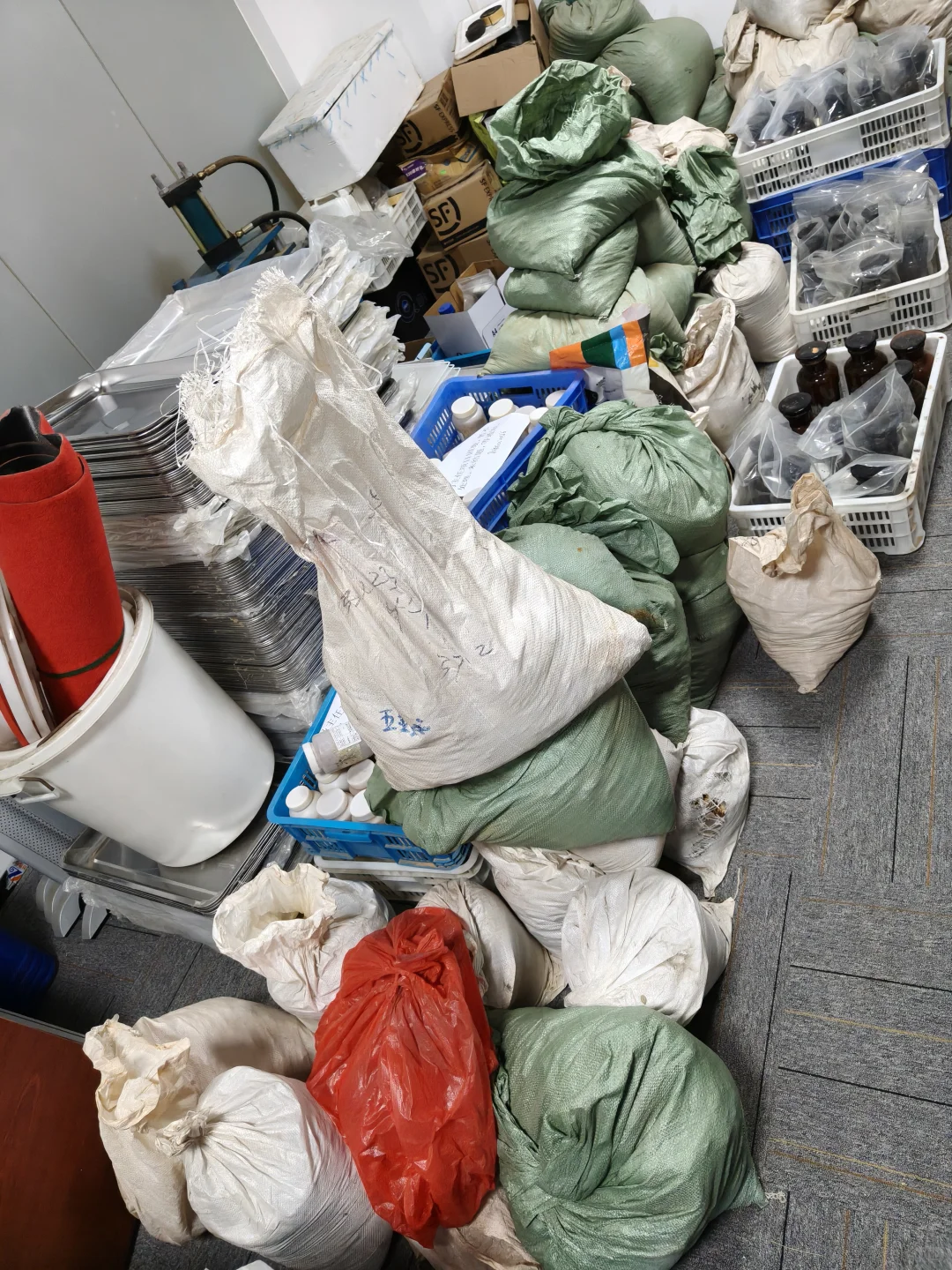 今天来看客户现场的危废固废处理