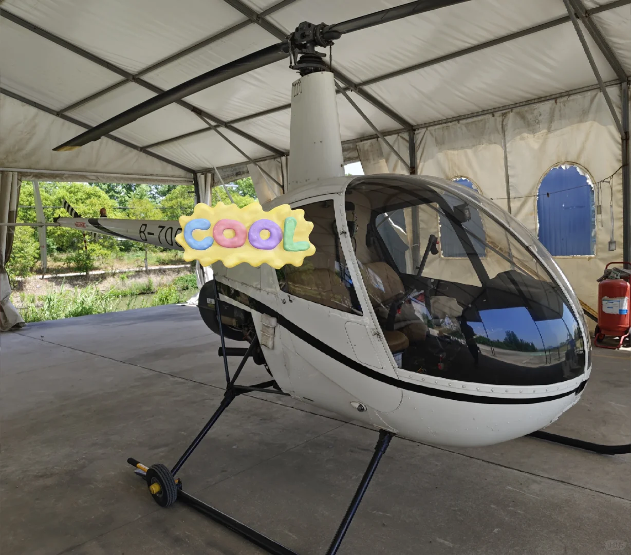 罗宾逊R22直升机