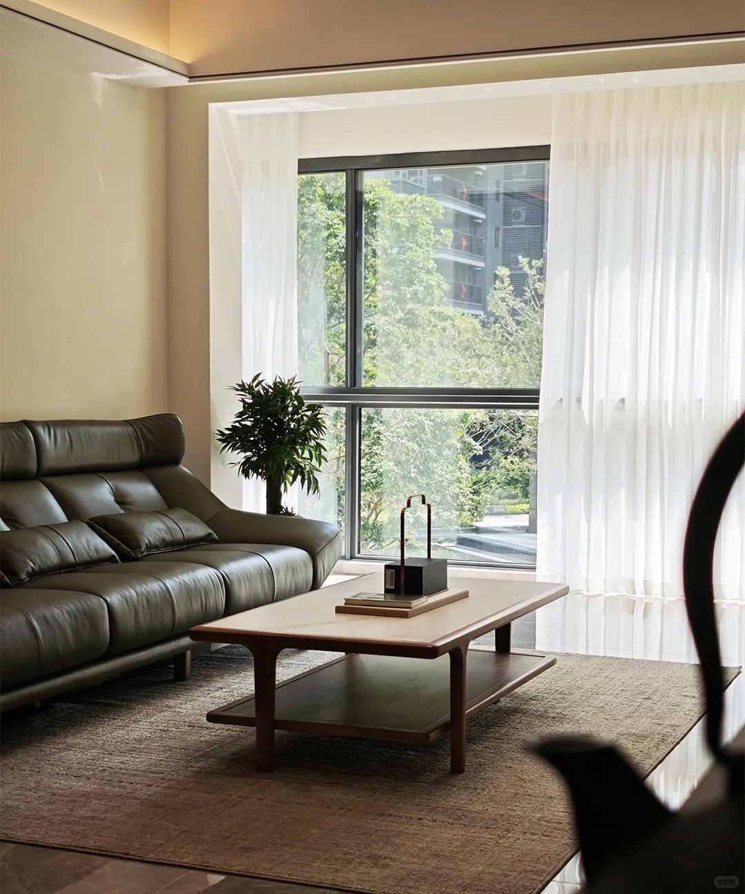 推拉窗封阳台好处多！通风面大、防雨水倒灌，