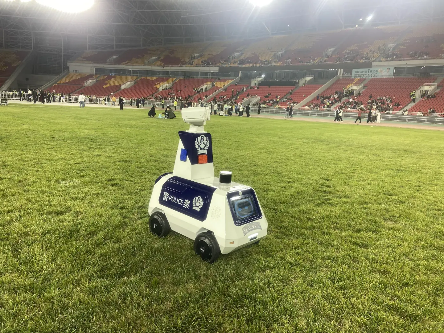 警用机器人实测：硬核功能应对大型活动安保