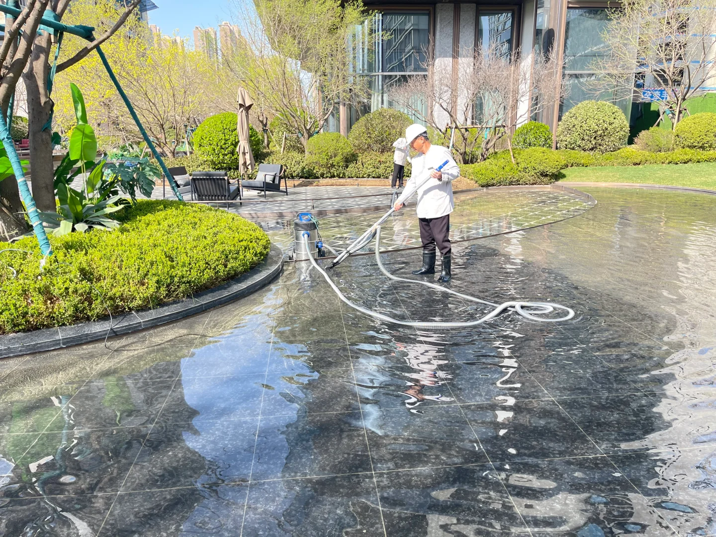 新希望服务-园区水系日常维护清理?