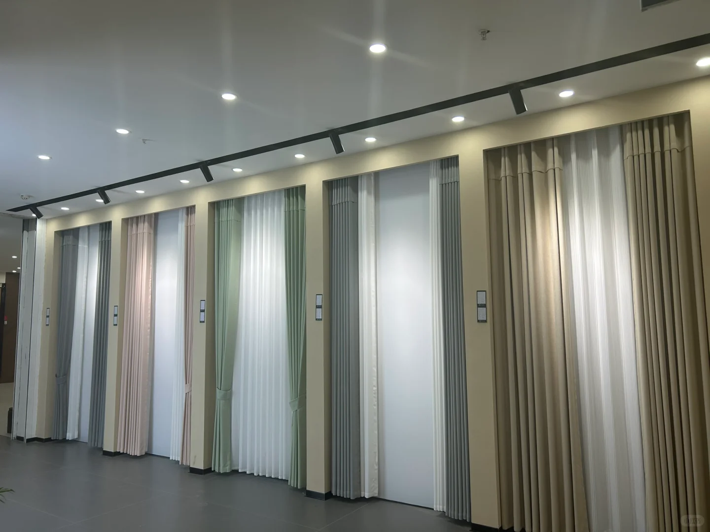 这是一家不止卖瓷砖的店，软装也很齐全