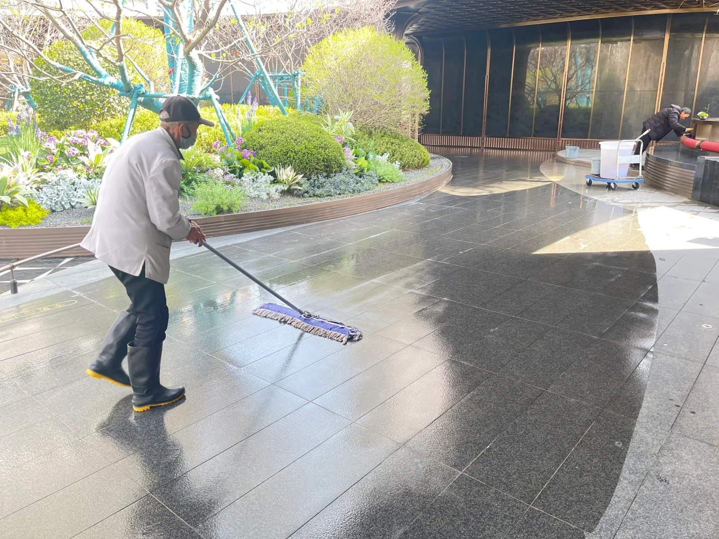 新希望服务-园区水系日常维护清理?