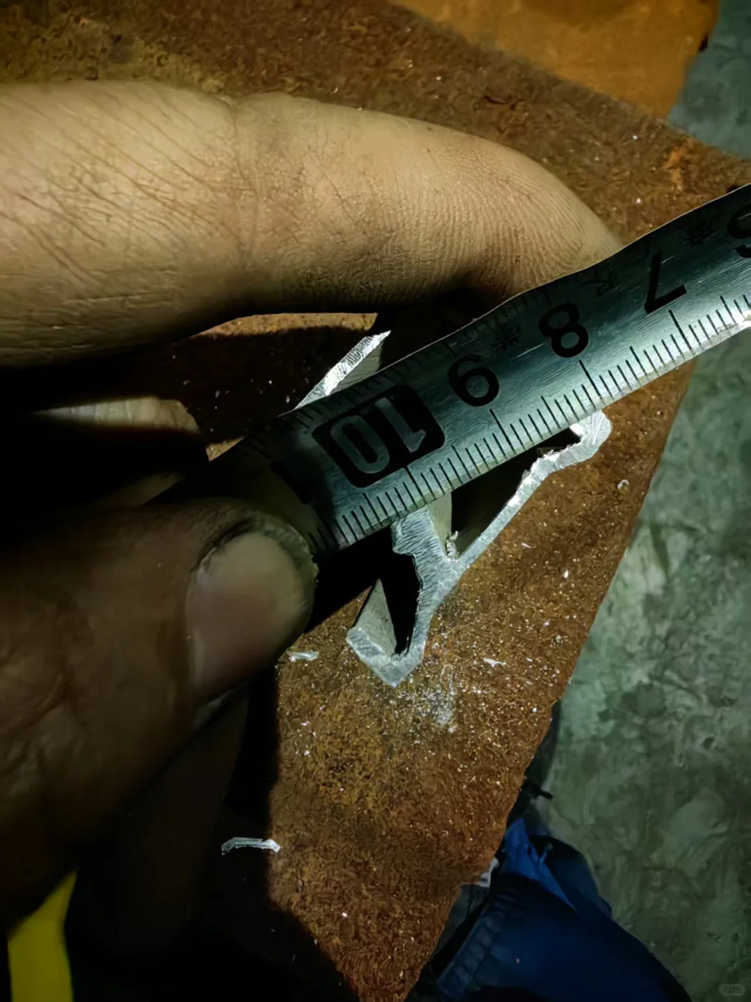 单极安全滑触线是一种为移动设备供电的装置