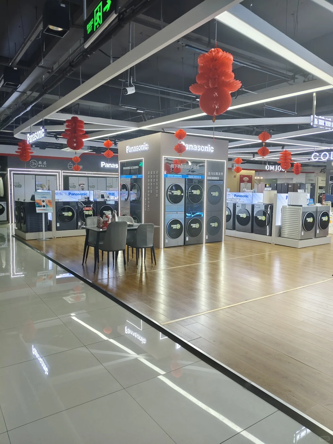 京东电器城市旗舰店的新春氛围，松下超亮眼