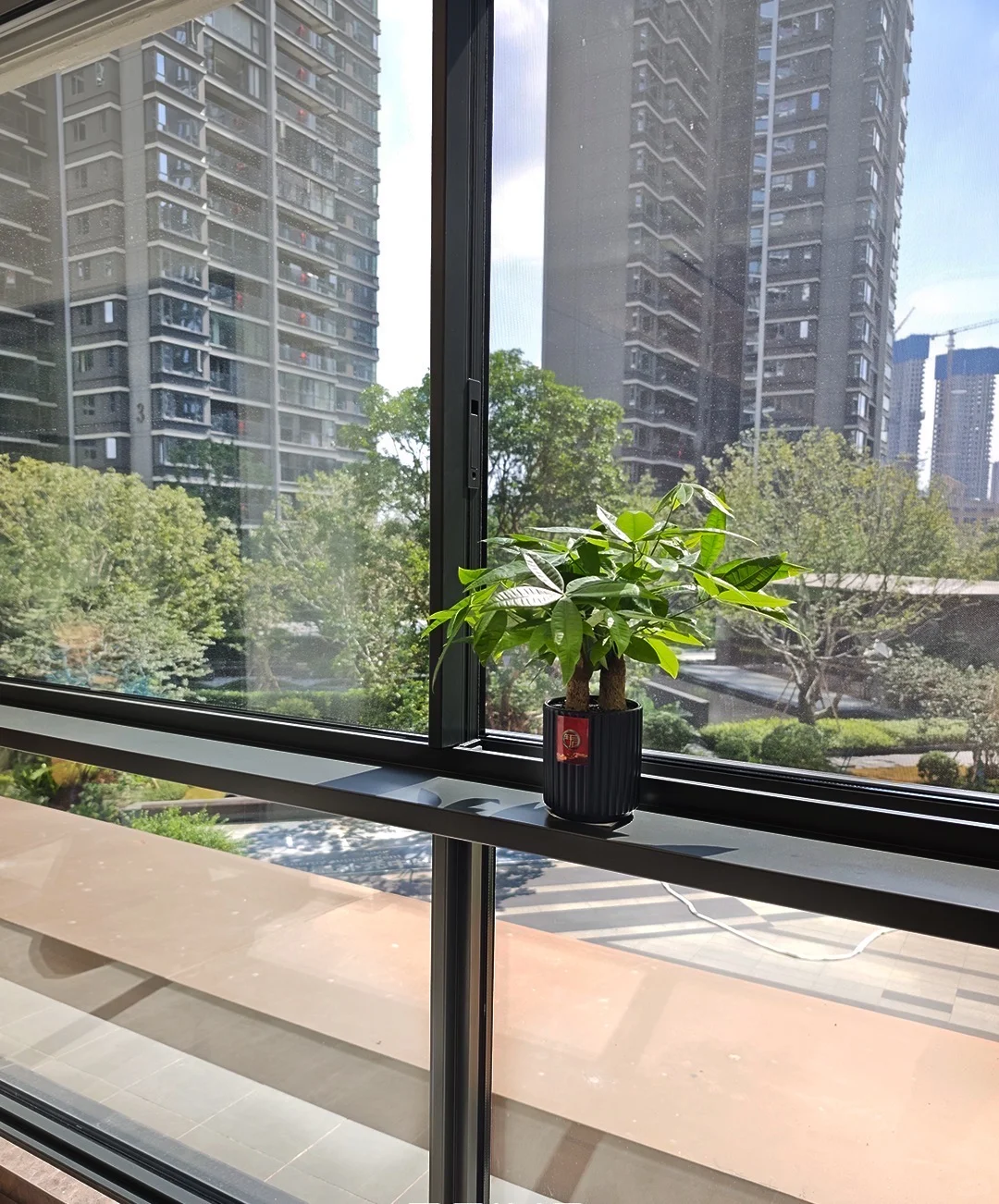 推拉窗封阳台好处多！通风面大、防雨水倒灌，