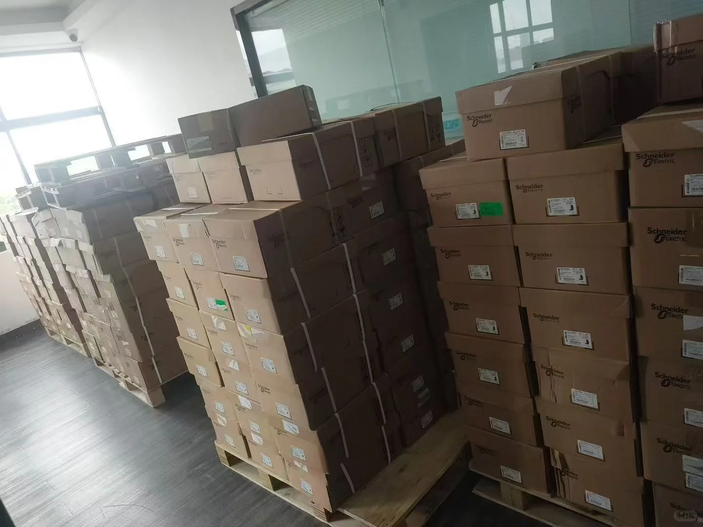 承接施耐德开关断路器电源