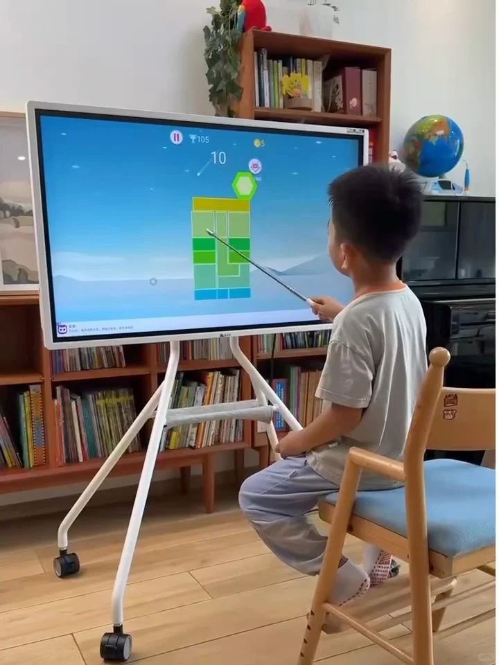 回答提问：大屏远看能护眼，互动怎么办?