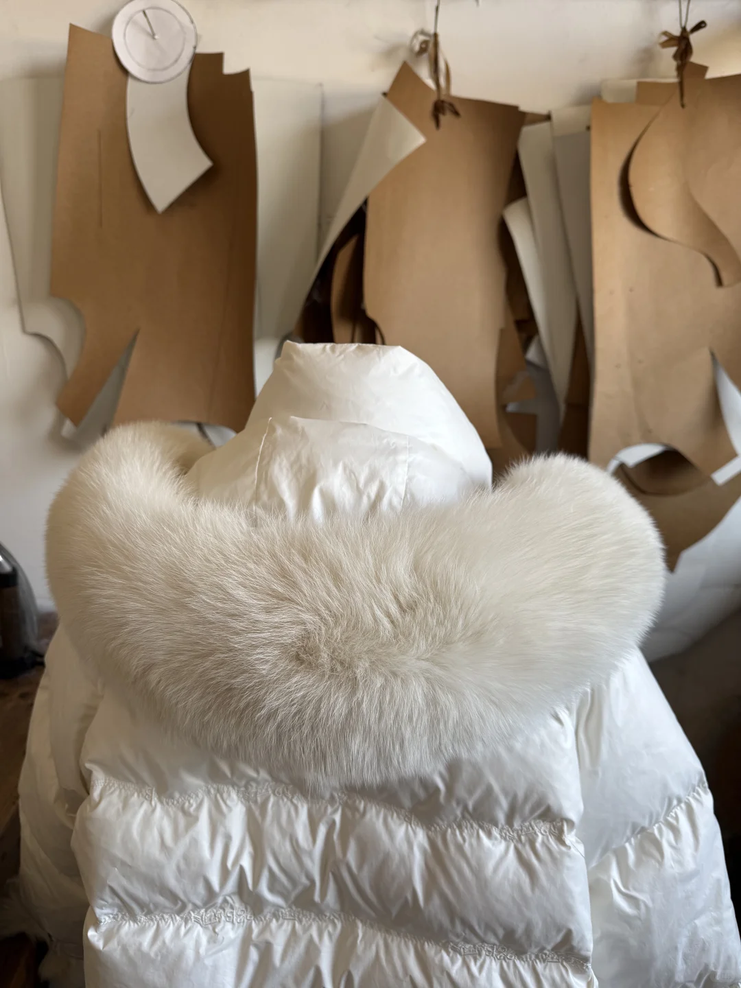 工厂实拍·羽绒服定制毛领、进口白狐