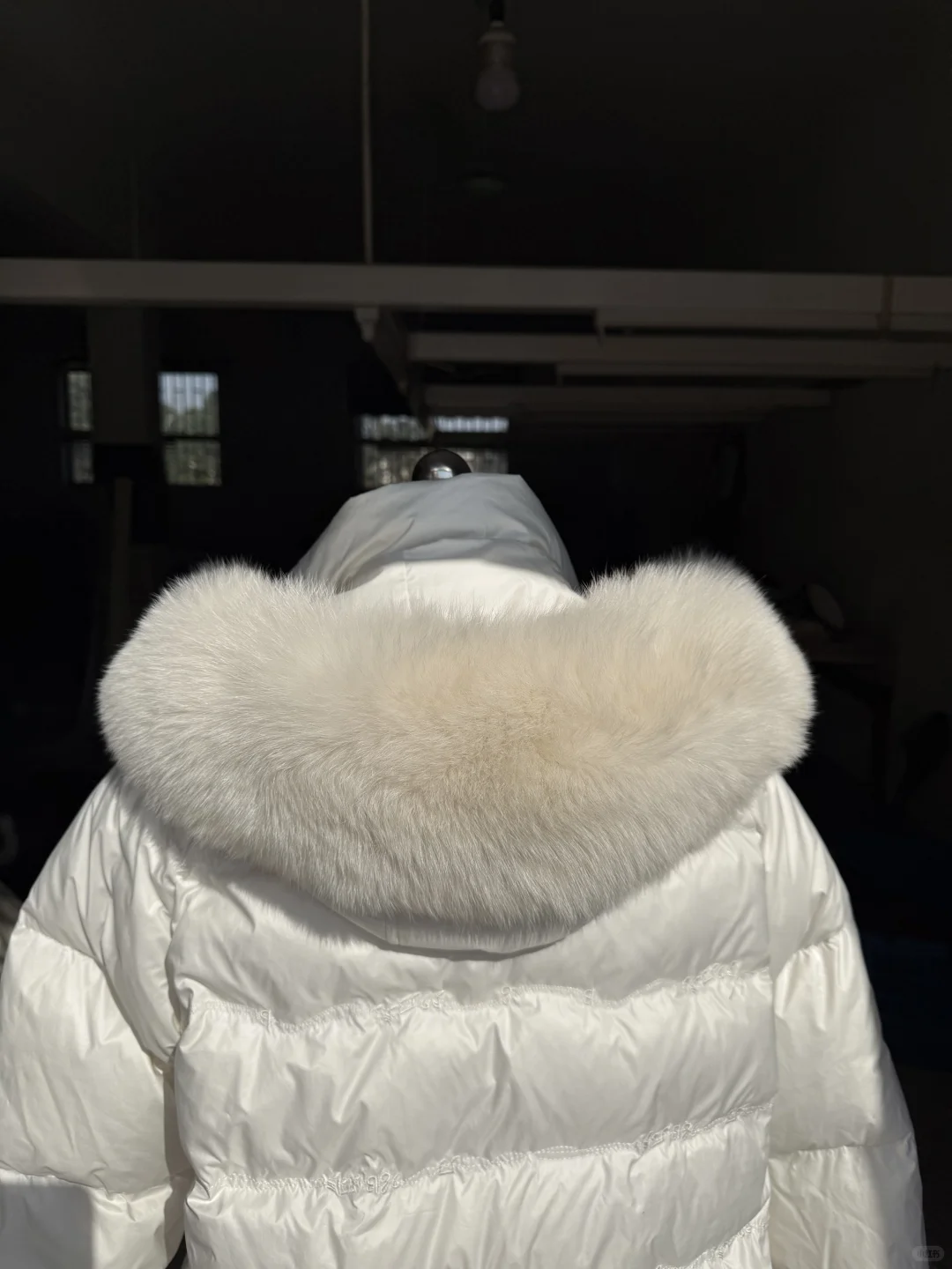 工厂实拍·羽绒服定制毛领、进口白狐