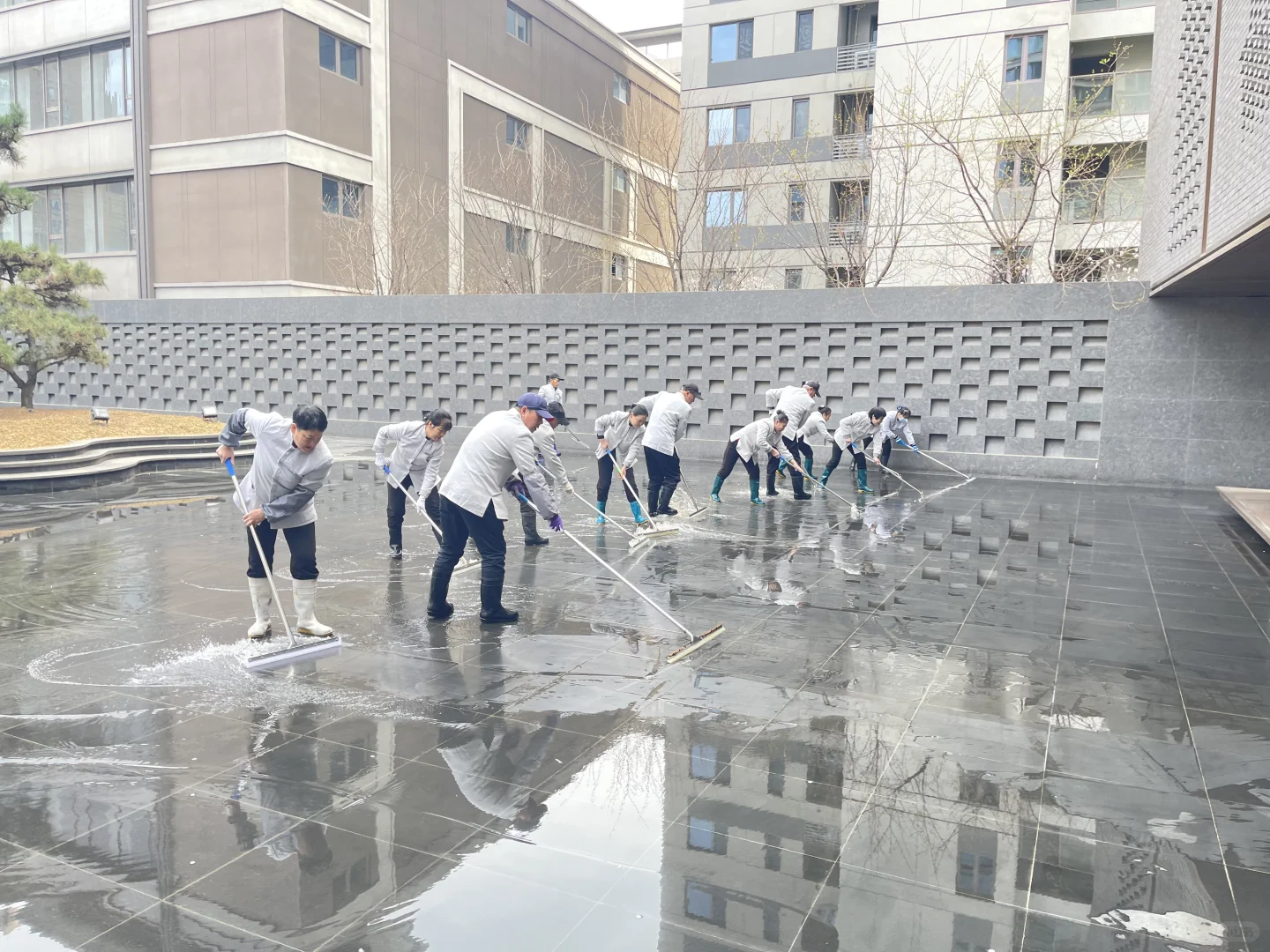 新希望服务-园区水系日常维护清理?