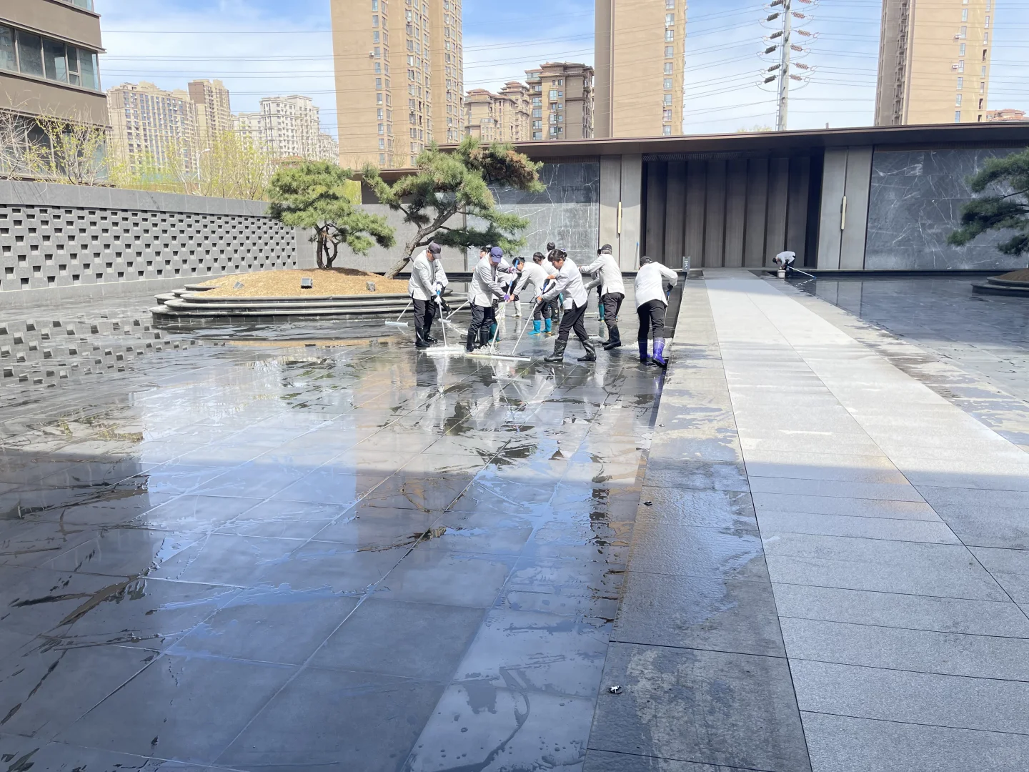 新希望服务-园区水系日常维护清理?