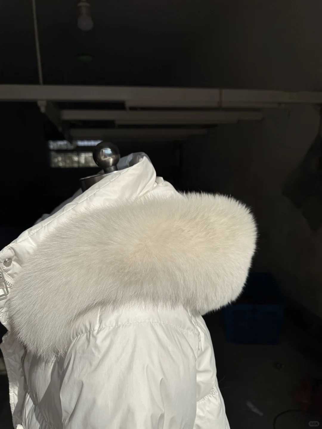 工厂实拍·羽绒服定制毛领、进口白狐