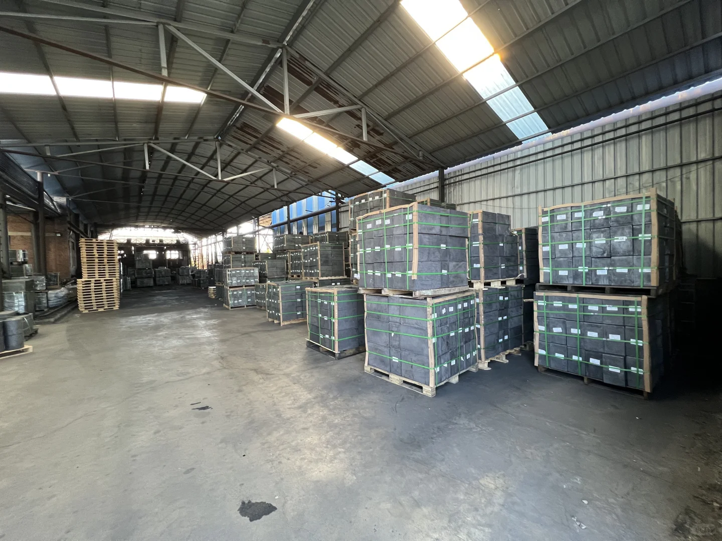 石墨原料 及各种制品。需要得联系