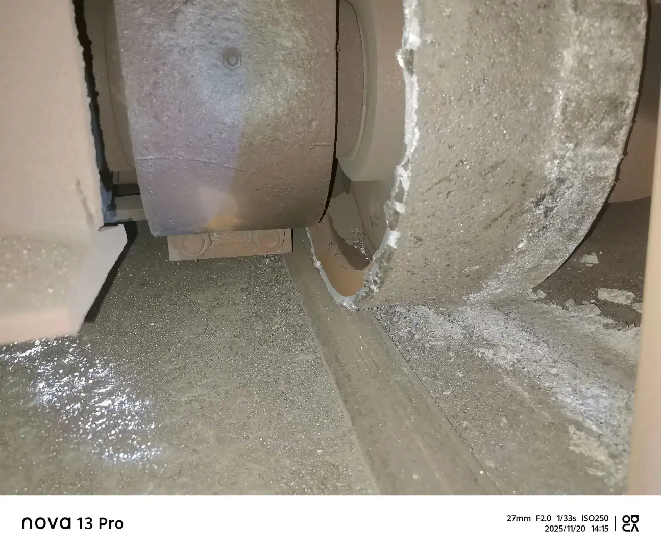 单极安全滑触线是一种为移动设备供电的装置