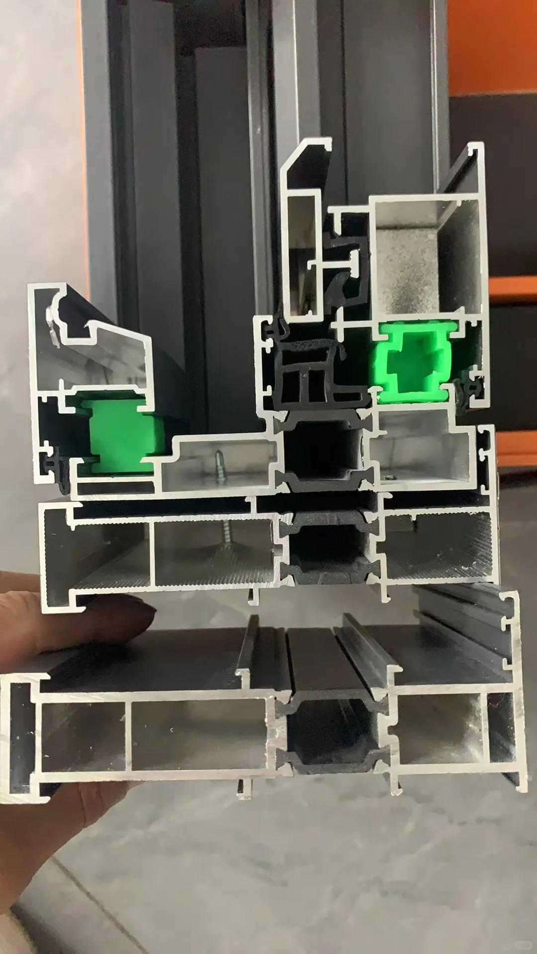 再生铝兼波浪纹断桥铝