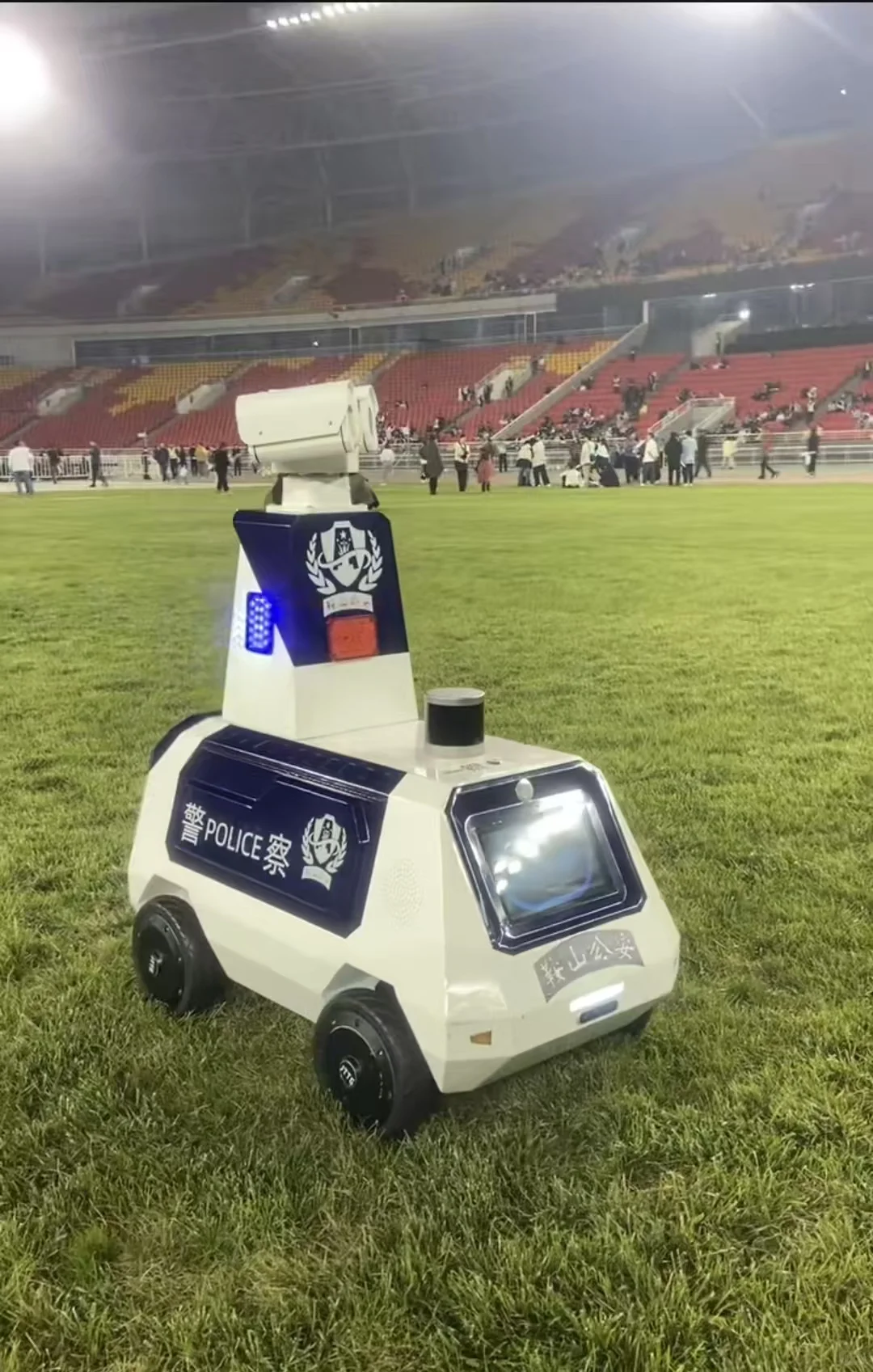 警用机器人实测：硬核功能应对大型活动安保