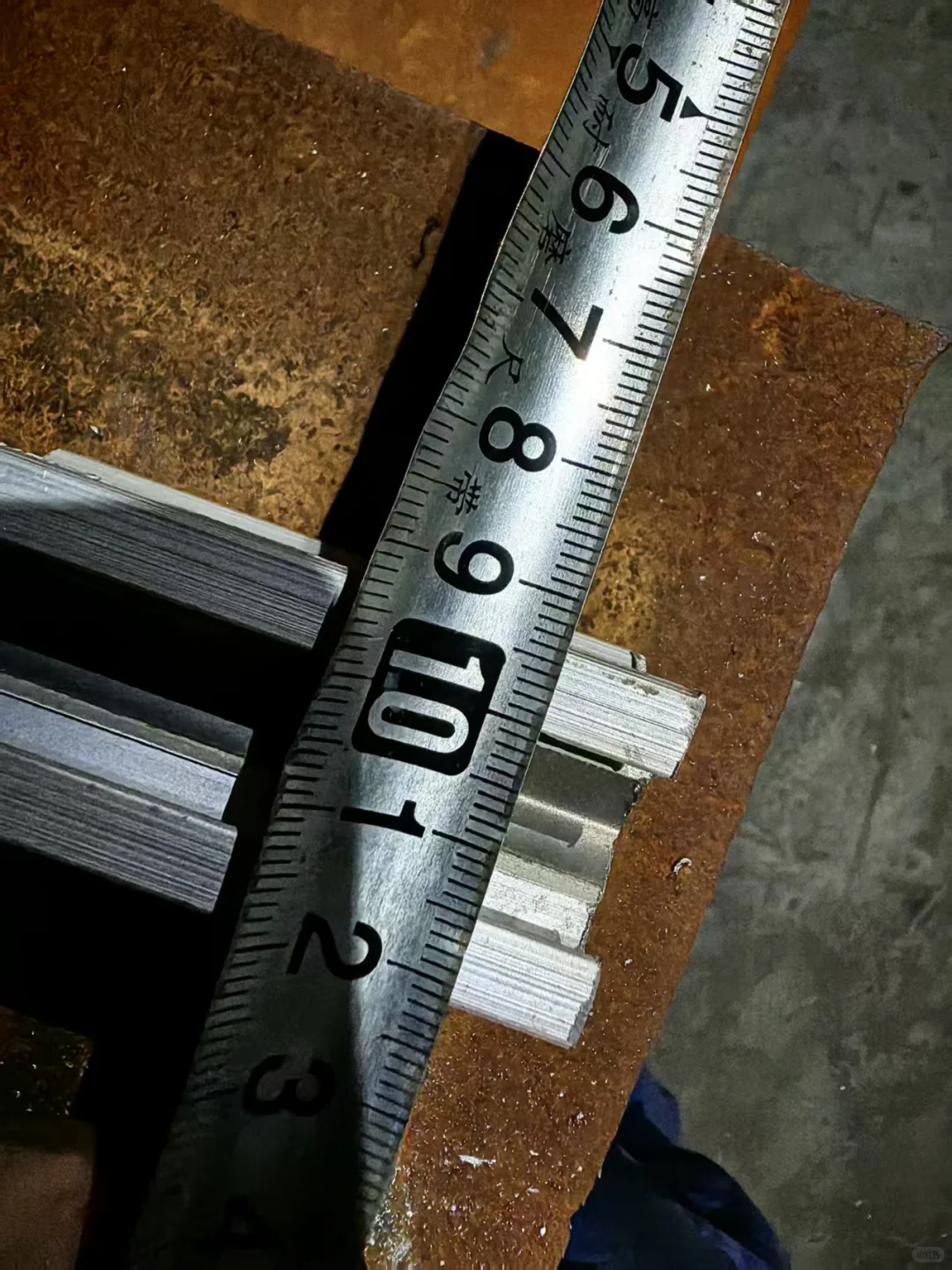 单极安全滑触线是一种为移动设备供电的装置