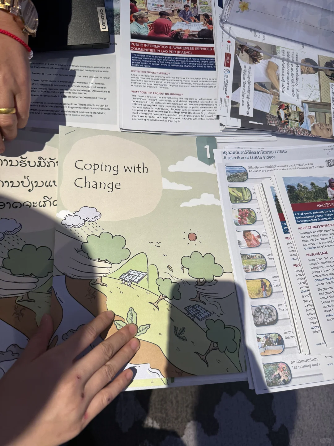 老挝??万象 老挝农业展会上买豆试一下