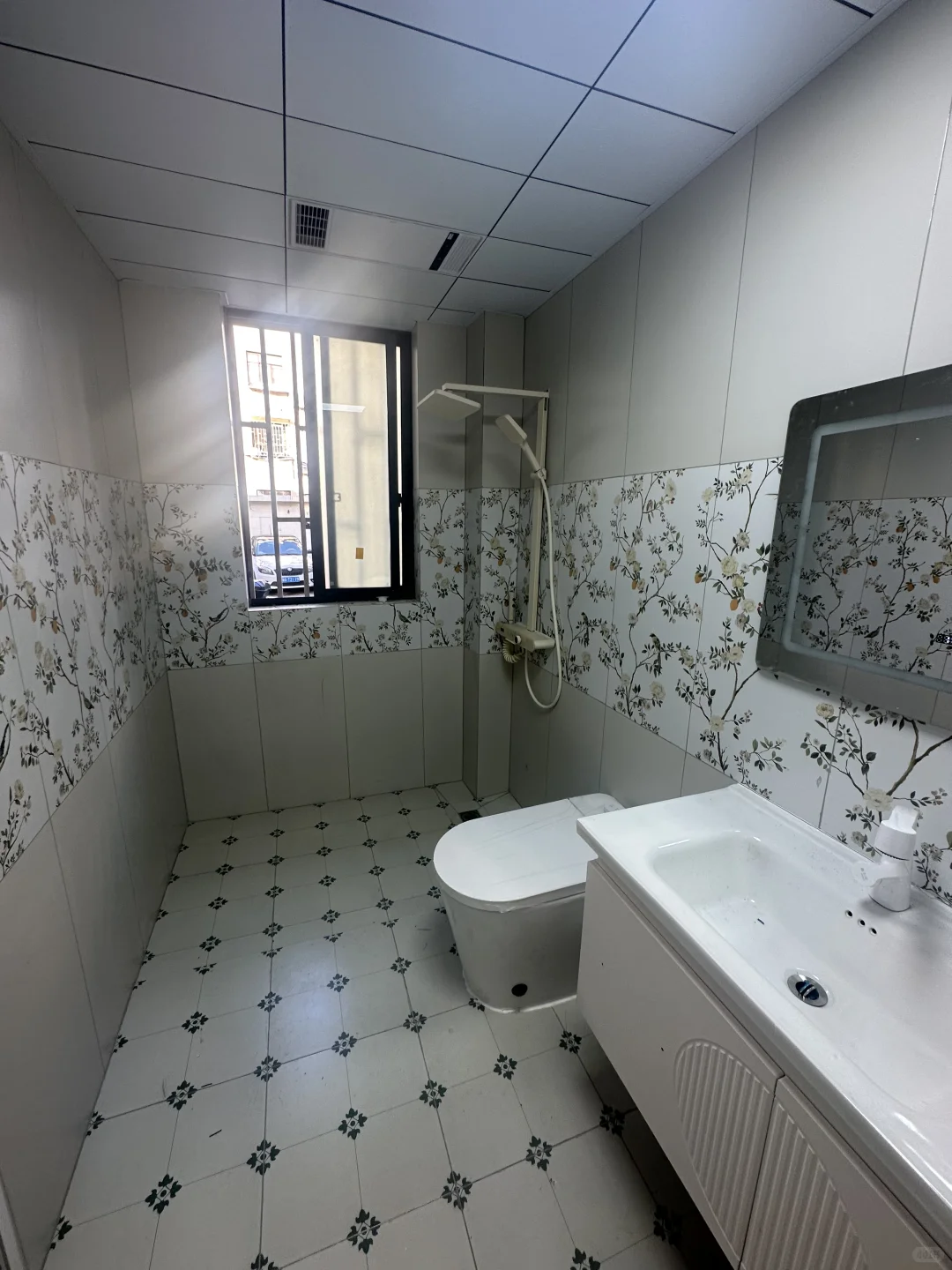 ? 小区环境好 精装一房一厅 采光好?