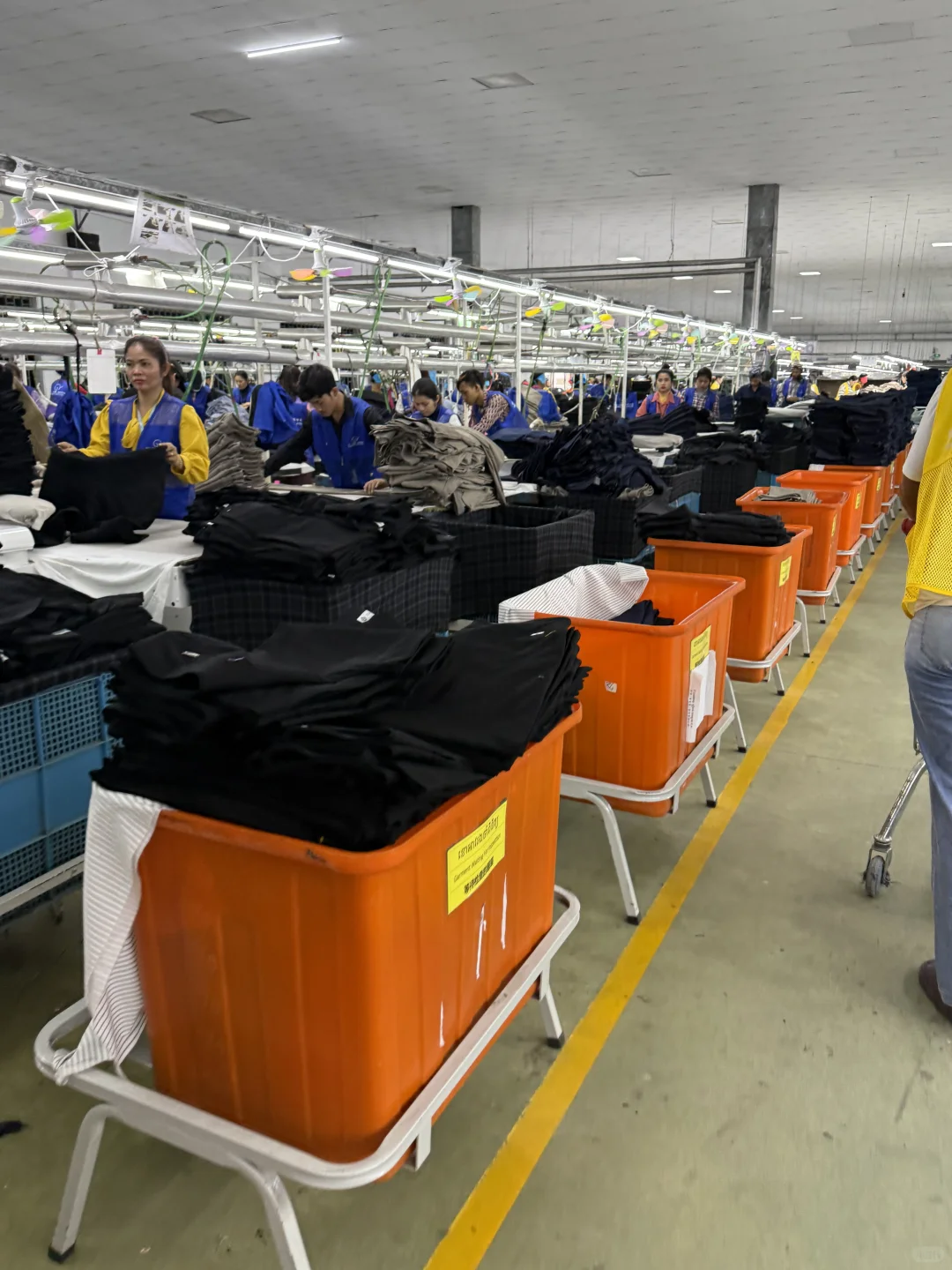 柬埔寨服装厂的日常