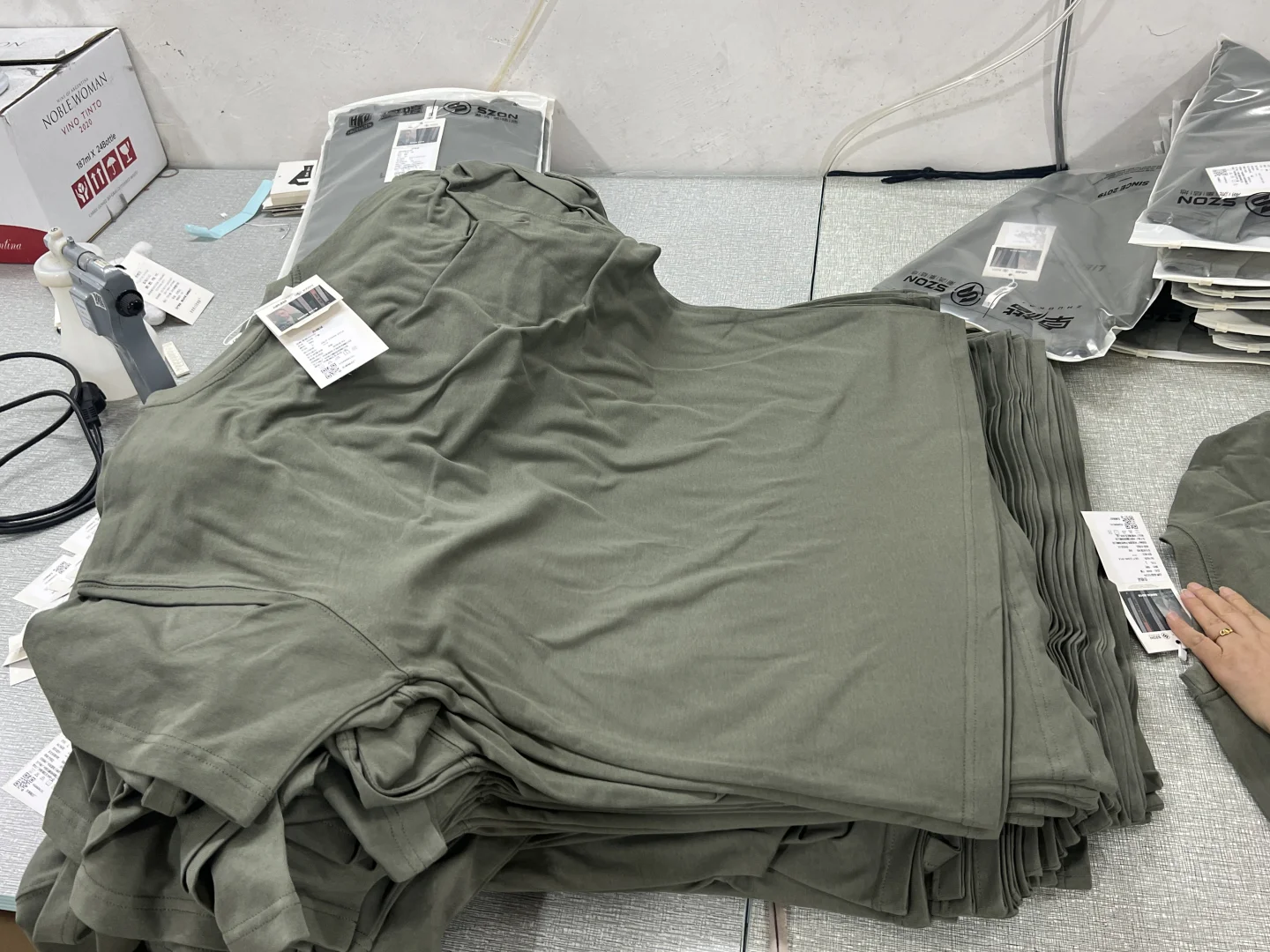 广州金沙洲专做T恤的服装厂！