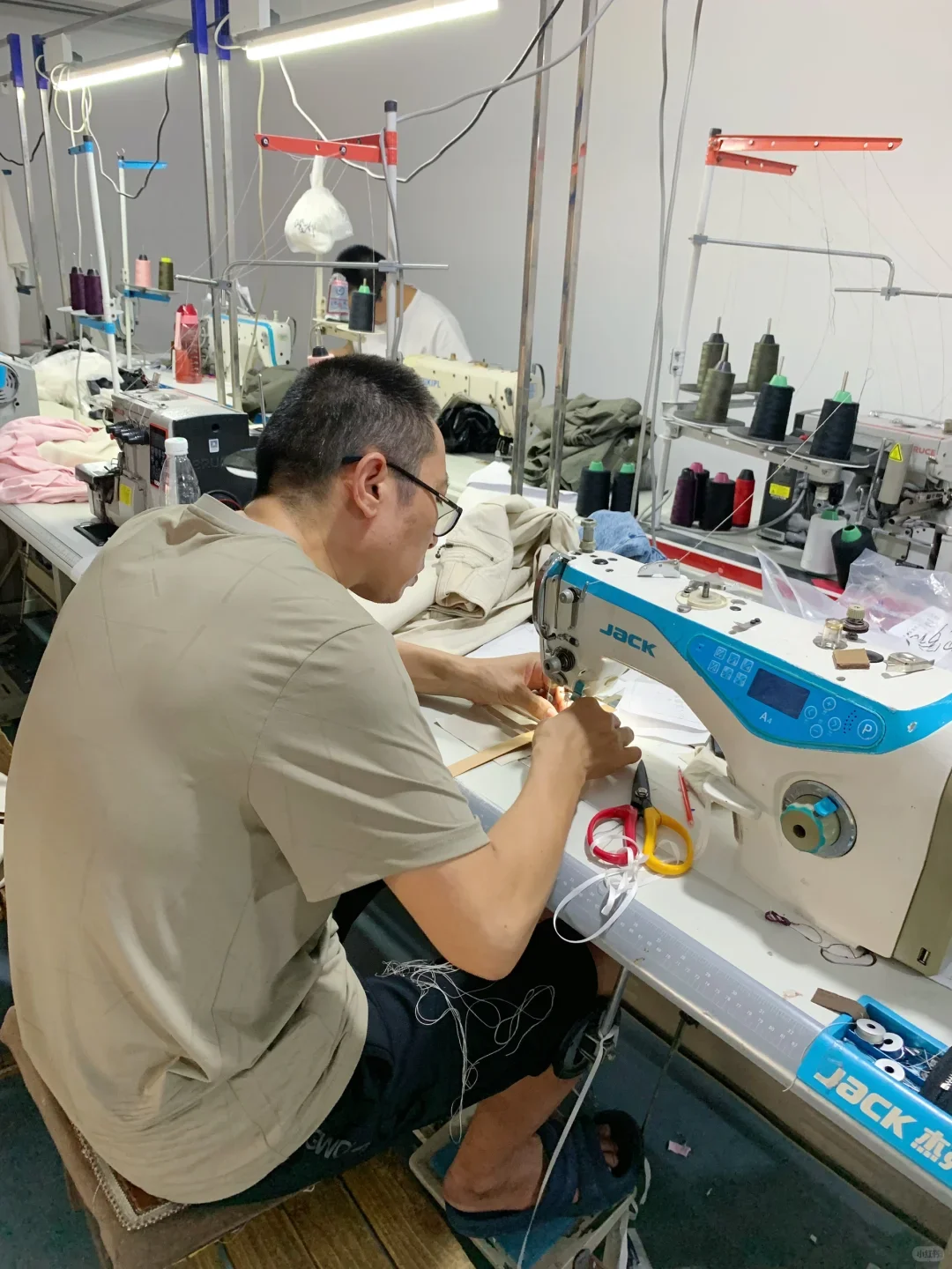 恭喜你找到一家小批量服装厂