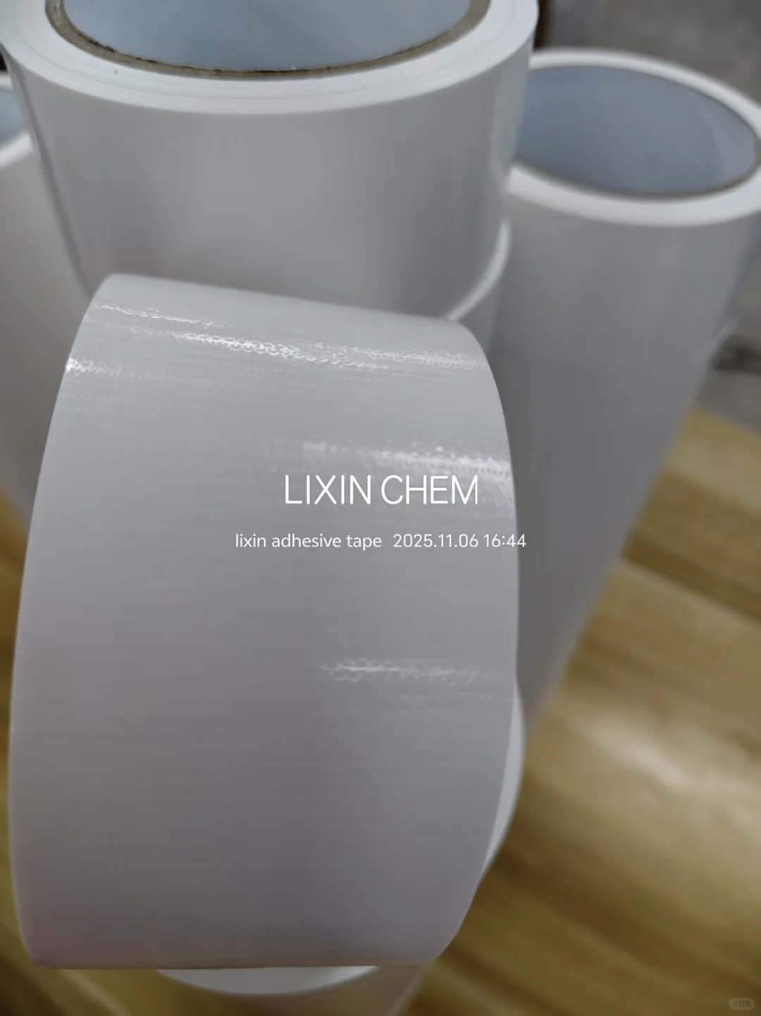 棕色加强布基胶带，红色热熔胶，防水密封！