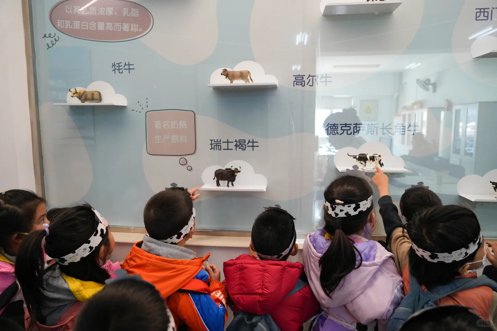 小世界萌娃们的牛奶工厂探秘记