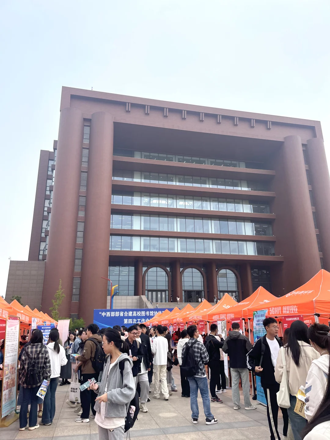 河北大学图书馆里背书的同学们