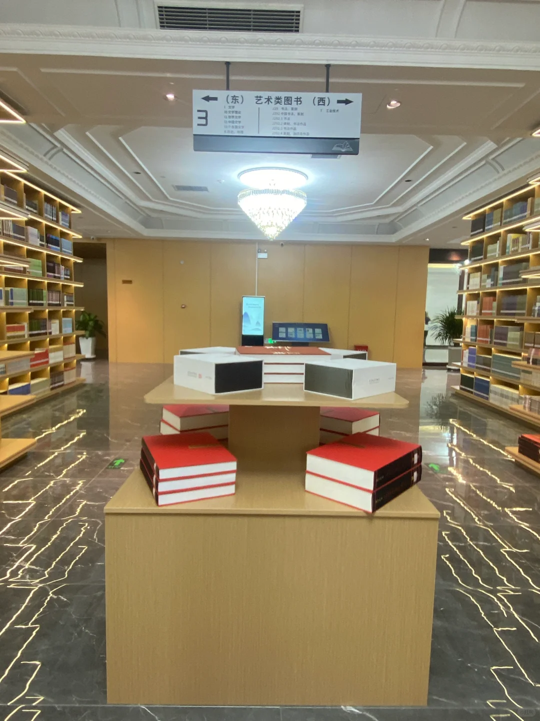 学校的图书馆真的好好看????