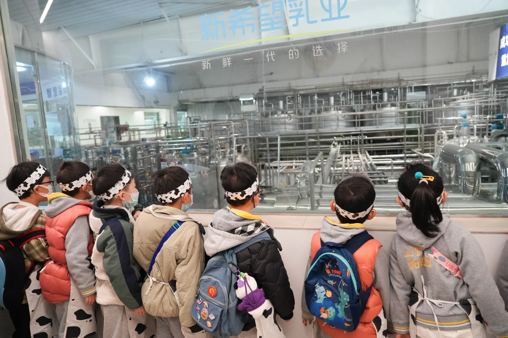 小世界萌娃们的牛奶工厂探秘记