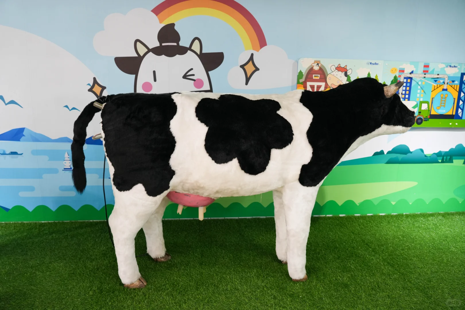 小世界萌娃们的牛奶工厂探秘记