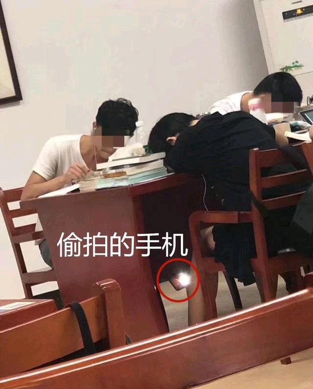 成都一大学男生图书馆偷拍女生裙底