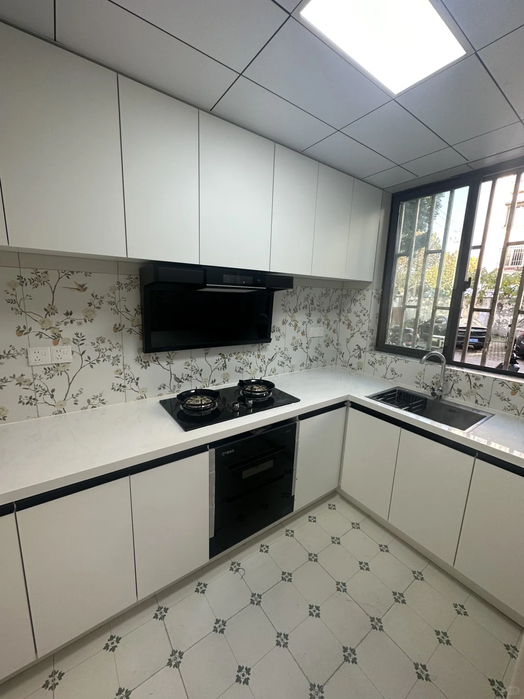 ? 小区环境好 精装一房一厅 采光好?