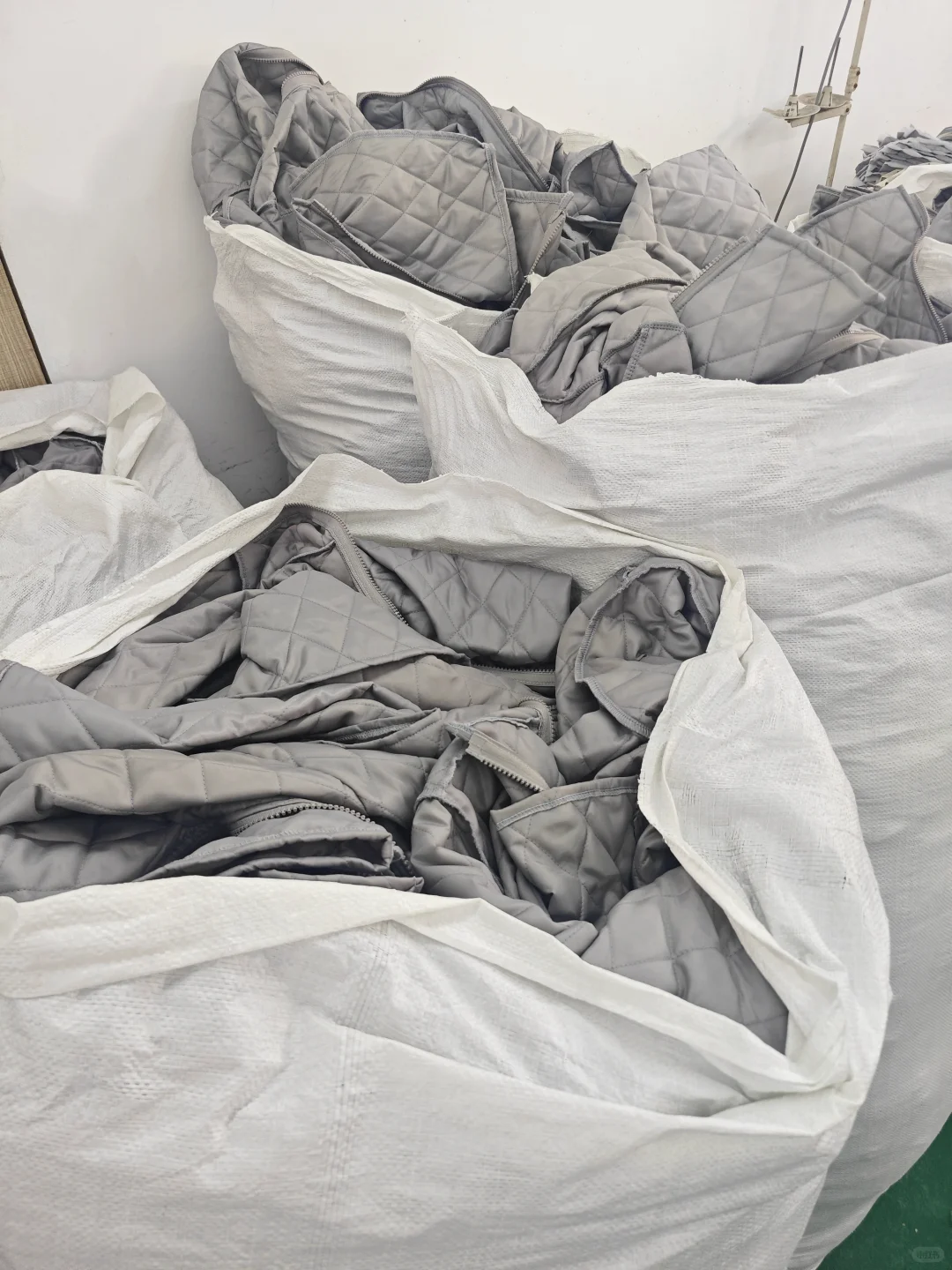 做棉服羽绒服我们是专业的【服装工厂】