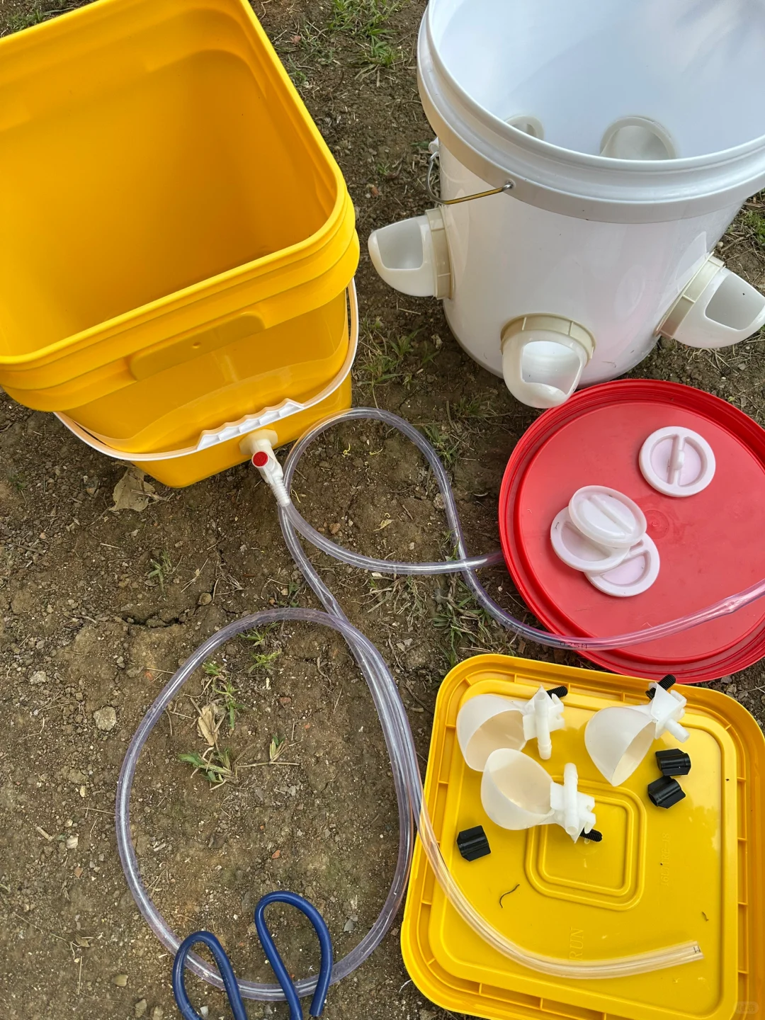 鸡舍安装自动饮水器+喂食器方便很多啊！