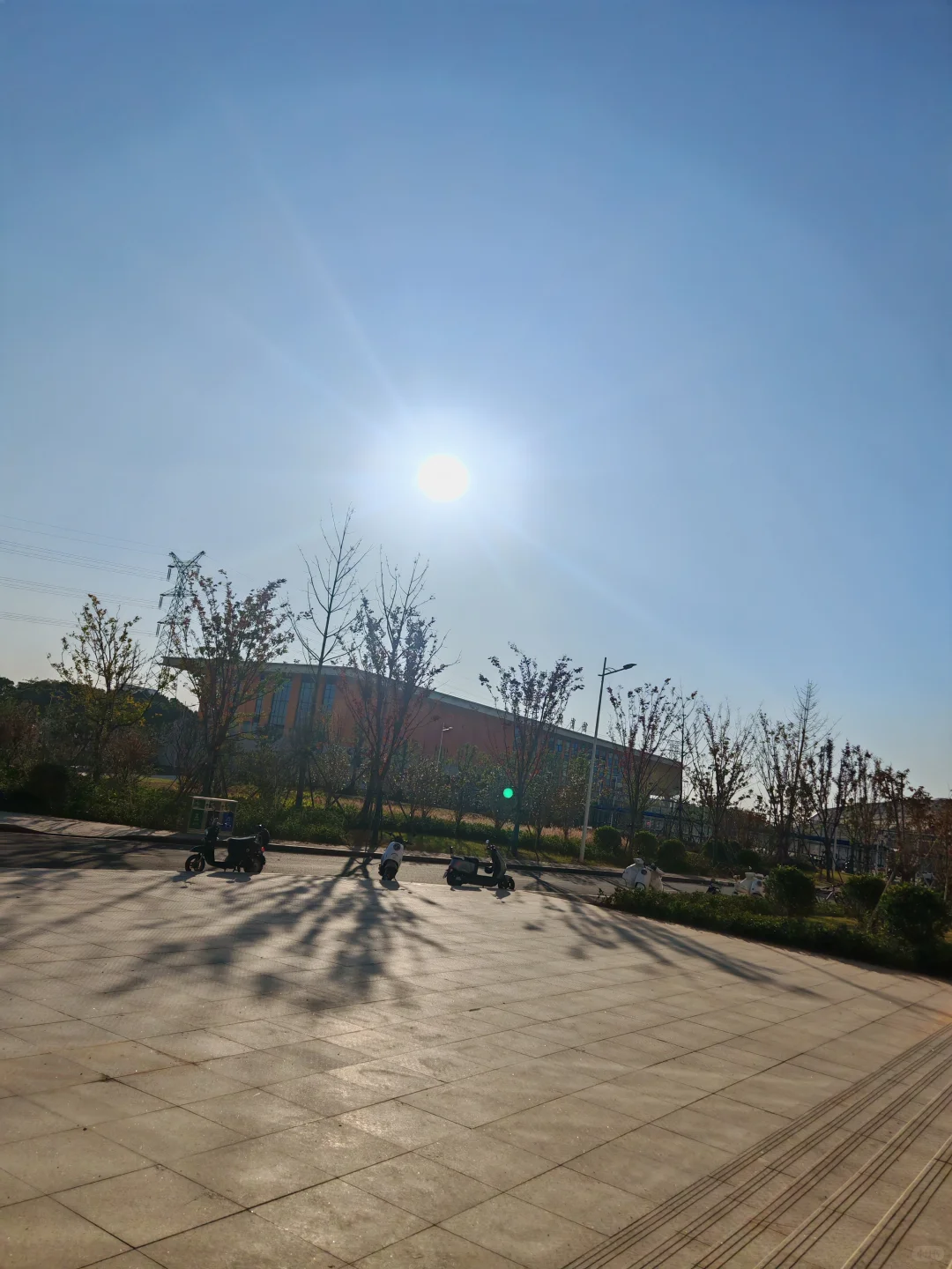 图书馆明明很亮，总给我一种阴冷的感觉?