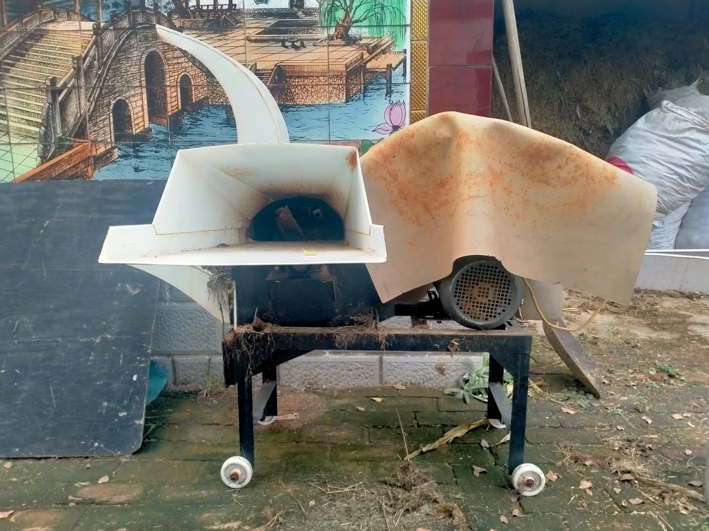 用了一个夏季的铡草机，需要的自取，便宜！