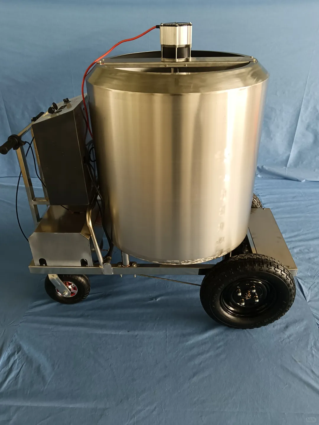 养殖粥料车：提升养殖效益的必备设备