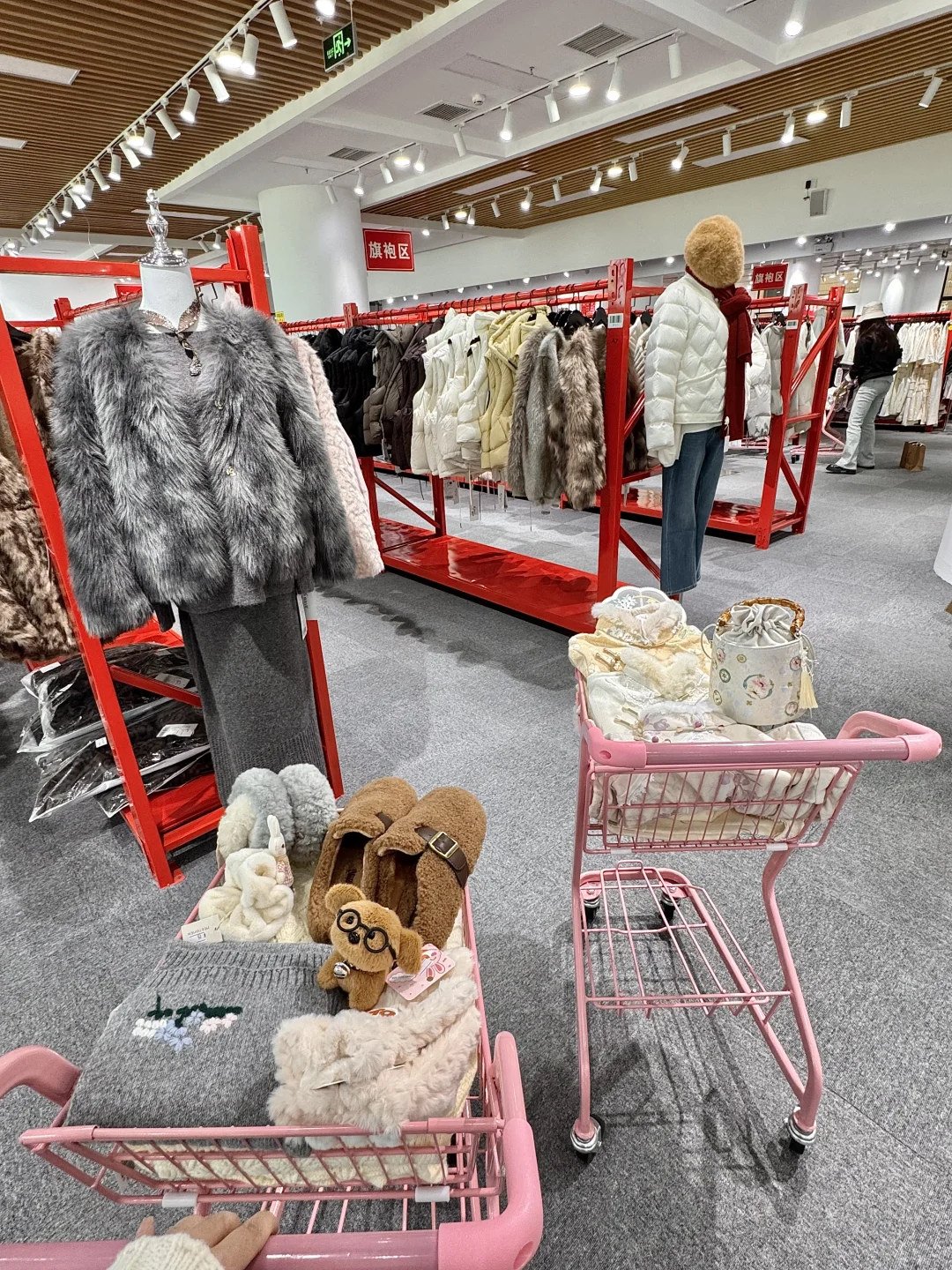 北京2000㎡的服装工厂！衣服均价80太牛了。。