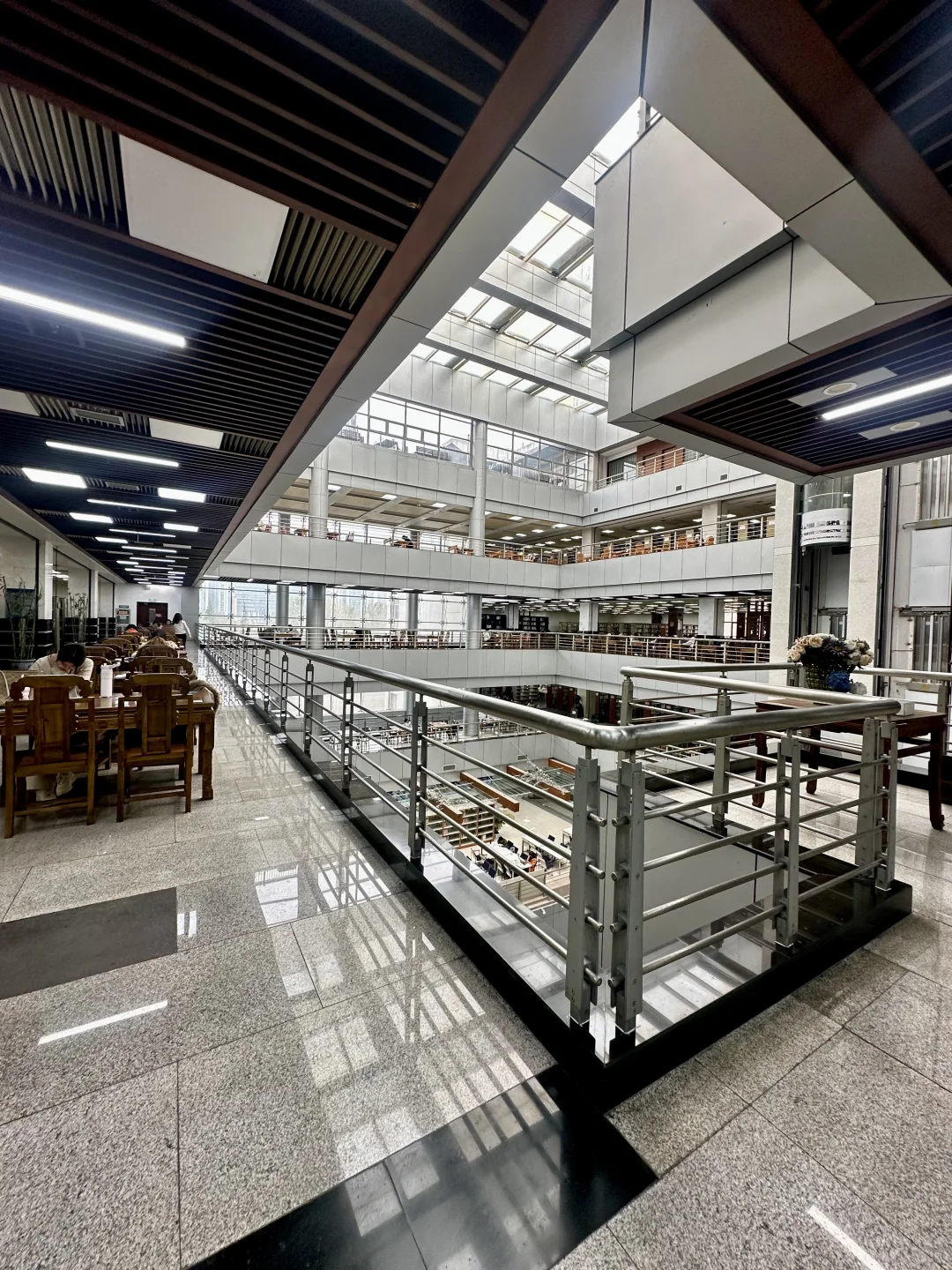 ?️才发现图书馆这么棒！เริ่ดเลยล่ะ!?