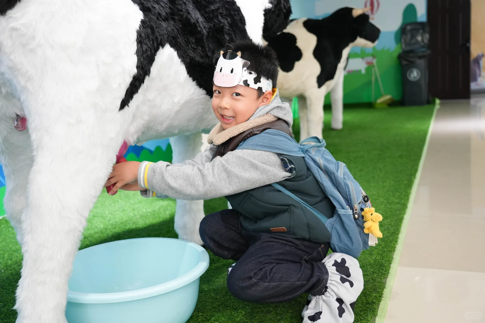 小世界萌娃们的牛奶工厂探秘记