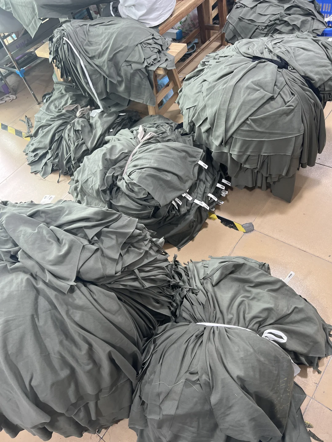 广州金沙洲专做T恤的服装厂！