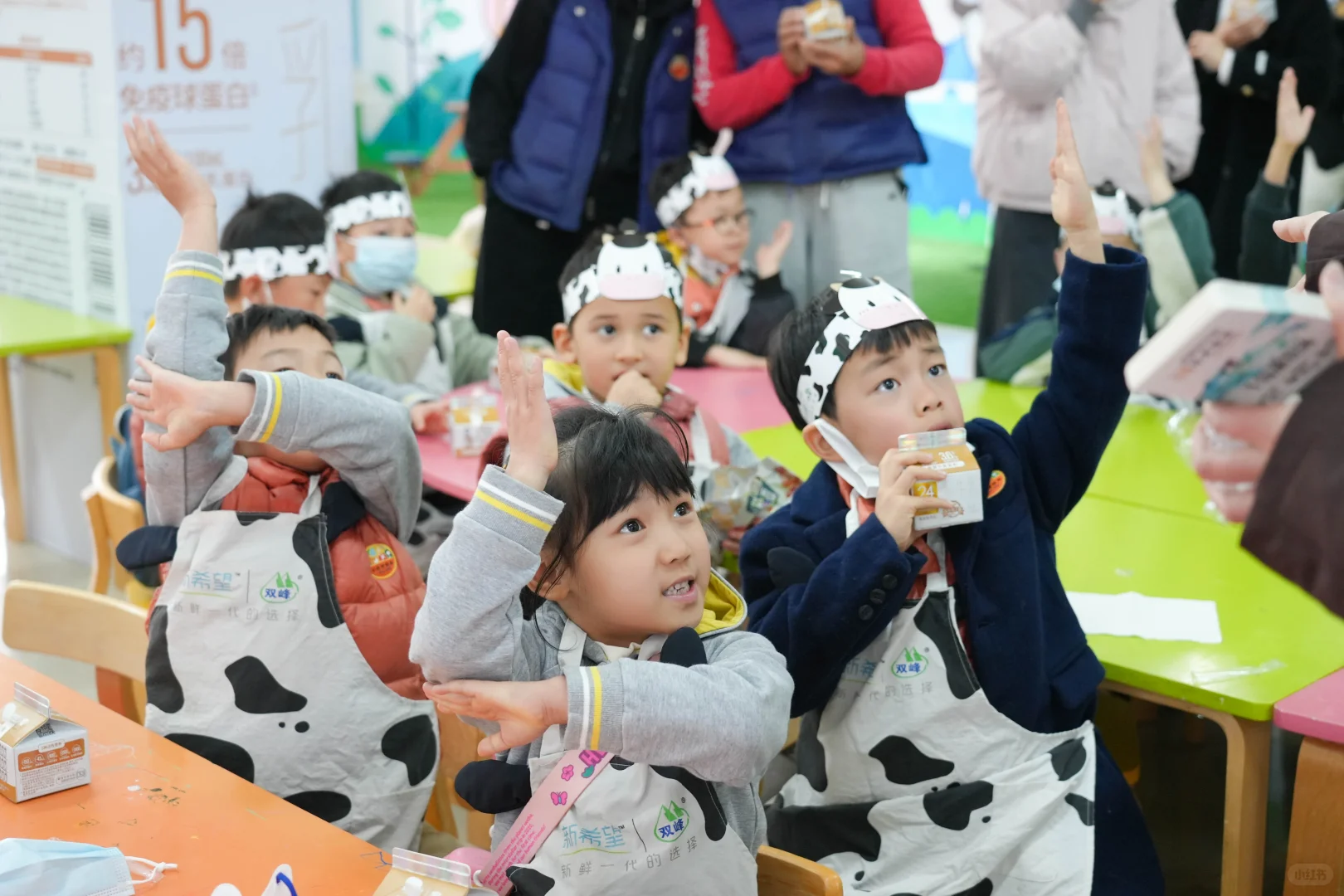 小世界萌娃们的牛奶工厂探秘记