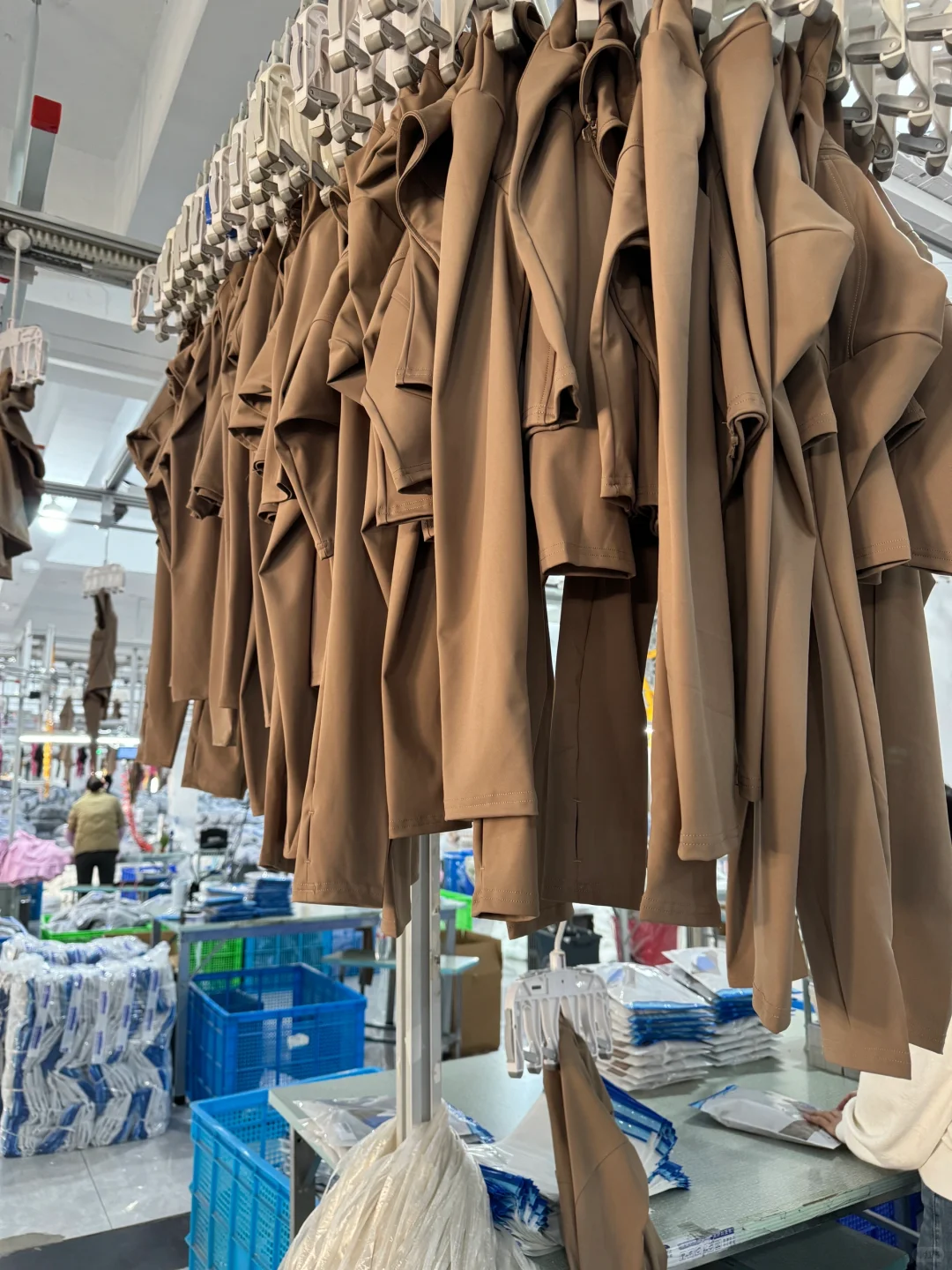 年产三千万件的瑜伽服工厂