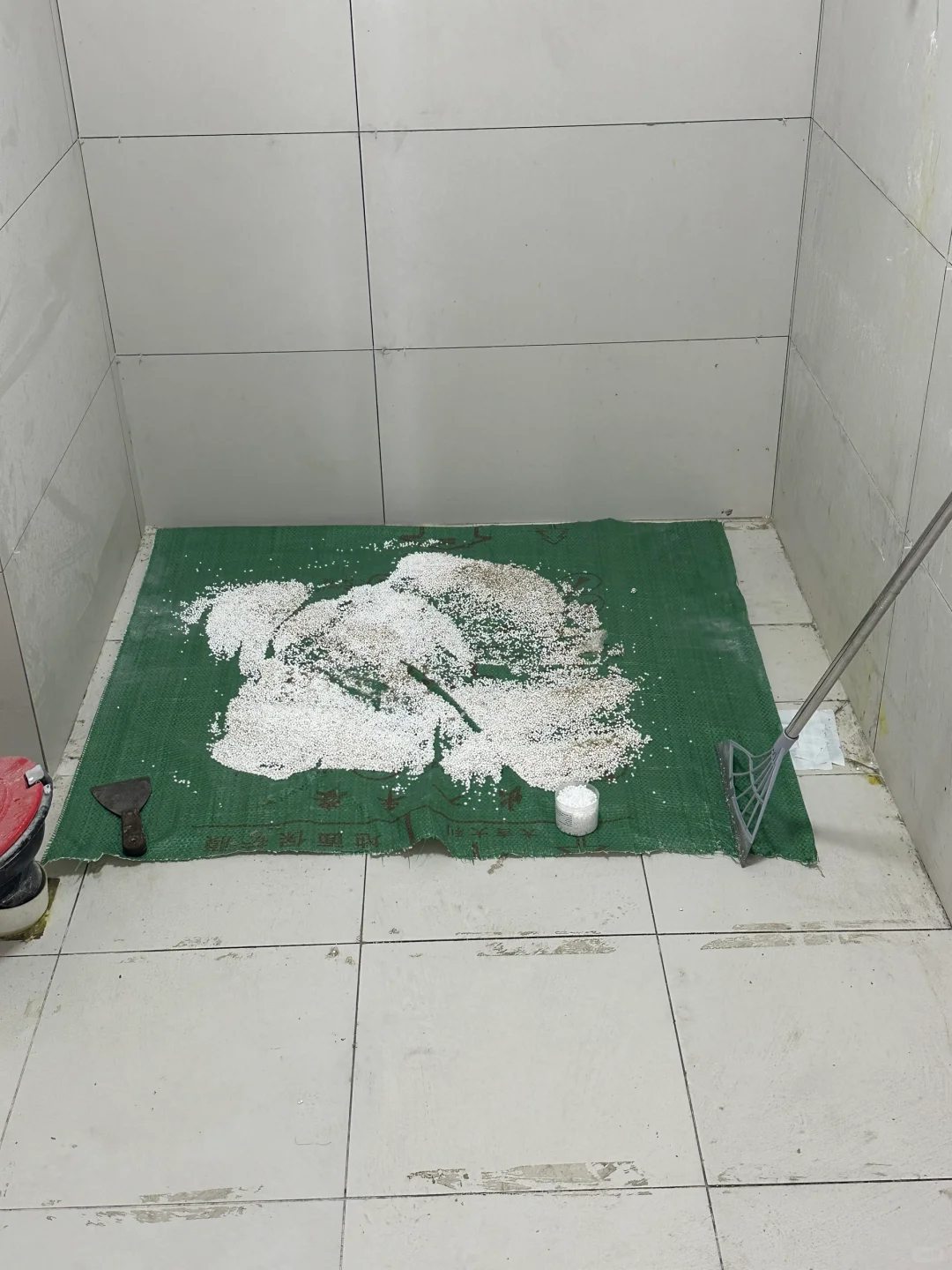 瓷砖缝里有水